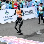 İnsanlarla Yan Yana Koşan Robotlar: Pekin Yarı Maratonu’nda Geleceğin Yarışı