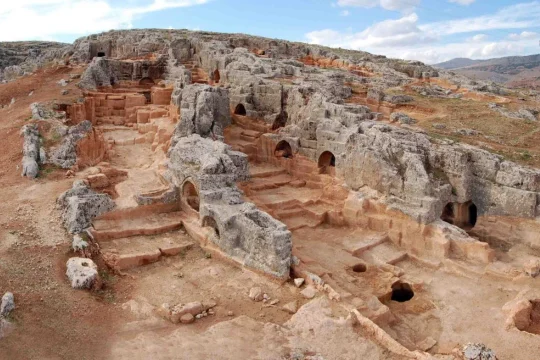 Yapay Zeka ve Hologram Teknolojisiyle Tarih Canlanıyor: Perre Antik Kenti'nde Yenilikçi Deneyim